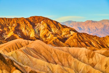 Zabriskie Point Park çöl dağlarındaki çarpıcı gündoğumu renkleri