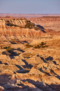 Gündoğumu görüntüsü Güney Dakota 'da Çorak Topraklar' da dramatik gölgeler yaratır.
