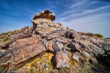 Renkli çöl manzarasındaki kaya oluşumlarının görkemli görüntüsü.
