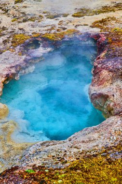 Yellowstone Bisküvi Havzası 'ndaki çarpıcı termal havuzun görüntüsü