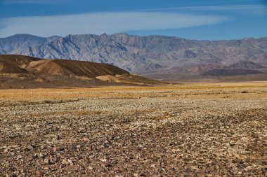 Kumlu çöl manzarası Ölüm Vadisi 'nin dağları