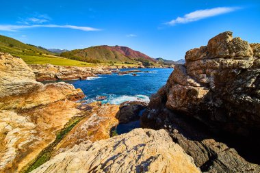 Batı kıyısındaki dalgalar ve kayalıklarla dolu gizli kıyı şeridinin görüntüsü.