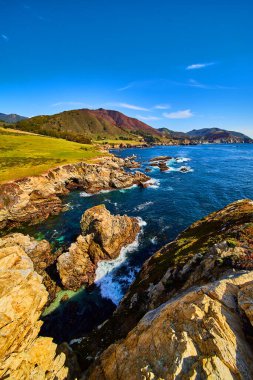 Okyanus ve gelgit kayalıkların yanında.