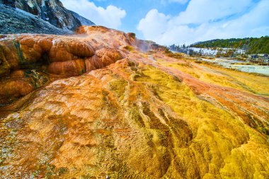 Yellowstone Kaplıcaları 'ndaki Höyük Baharı Renkli Terasları