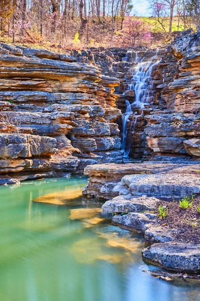 Afbeelding Van Teal Water Tonen Rotsen Naast Grillige Kliffen Met — Stockfoto