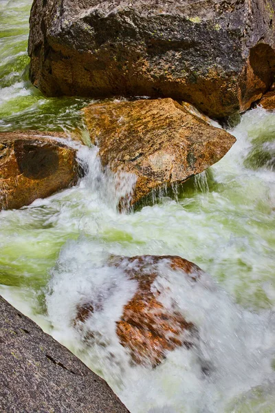 Afbeelding Van Rivier Met Scherp Stuk Rots Water Cascading Top — Stockfoto