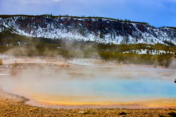 Bild Svavelånga Svävar Över Vackra Våren Yellowstone Snöiga Berg — Stockfoto