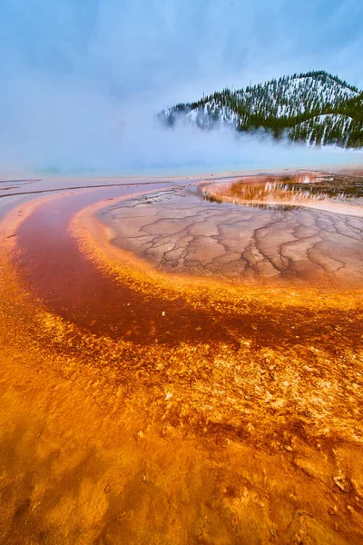 Bild Röd Och Orange Spiral Våren Yellowstone Vinterberg — Stockfoto
