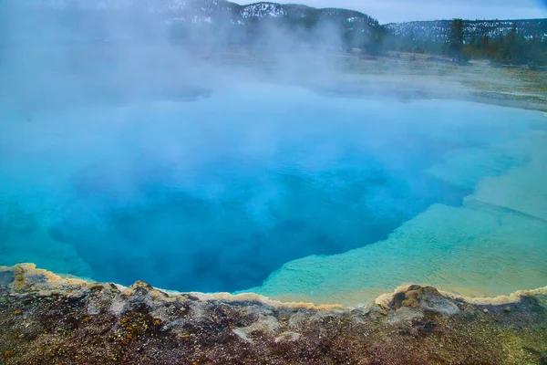 黄石盆地大面积深蓝色池中升起的硫磺蒸气图像 — 图库照片