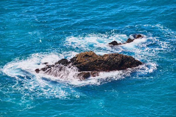 Okyanus Suyunda Dalgaların Çarptığı Büyük Kayaların Görüntüsü — Stok fotoğraf