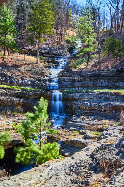 Imagen Una Gran Cascada Vertiendo Sobre Acantilados Principios Primavera Cañón —  Fotos de Stock