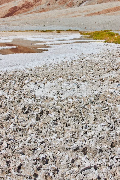 Obraz Formacji Soli Dolinie Śmierci Kałużami Wody — Zdjęcie stockowe