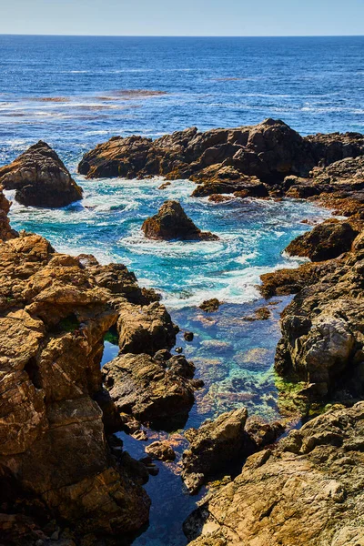 Image Tide Pool Ocean Surrounded Cliffs — Stock Photo, Image