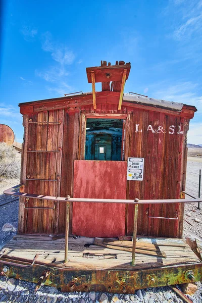 Imagem Rhyolite Abandonada Cidade Fantasma Vermelho Pintado Carrinho Trem Madeira — Fotografia de Stock