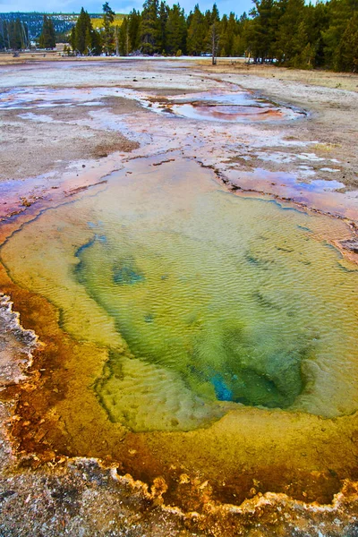 Obraz Oszałamiający Małe Głębokie Gorące Źródło Różnych Kolorach Yellowstone — Zdjęcie stockowe