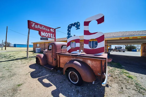 Imagen Del Motel Route Con Bandera Americana Temática Camión Viejo —  Fotos de Stock