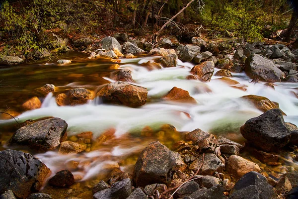 Bild Von Seitenprofil Des Flusses Mit Wasserfall Über Felsen — Stockfoto