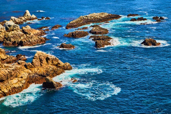 岩の突起に衝突する海の波のイメージ — ストック写真