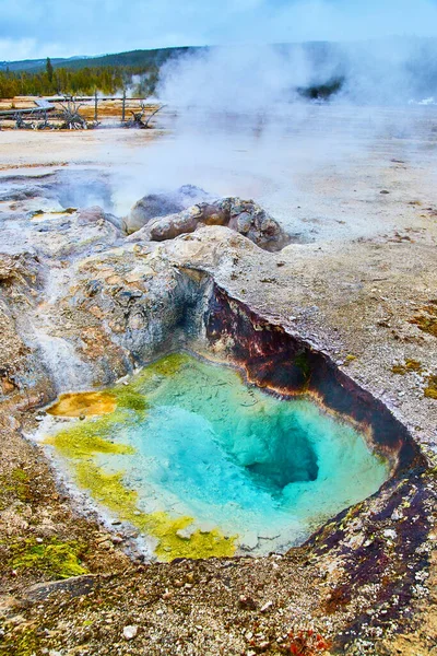 黄石公园带硫磺蒸汽的蓝绿色热池图 — 图库照片