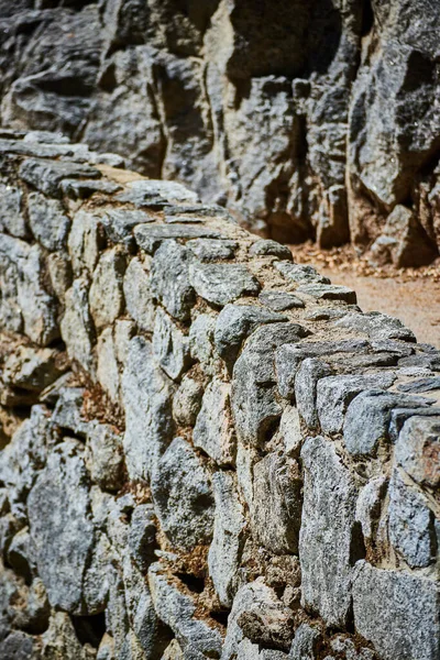 岩肌の崖や登山道の横にある石垣のイメージ — ストック写真