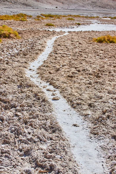 死の谷の塩層を通る小さな歩道のイメージ — ストック写真