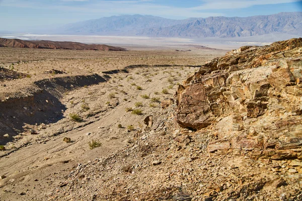Obraz Gór Rocky Bliska Obok Pustynnych Równin Gór Doliny Śmierci — Zdjęcie stockowe