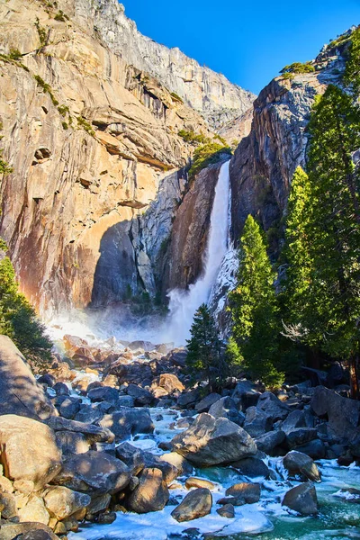 Obraz Małej Tęczy Przez Mrożone Yosemite Lower Falls Początku Kwietnia — Zdjęcie stockowe