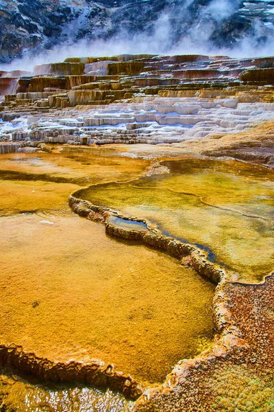 Imagen Terrazas Cerca Yellowstone Con Aguas Termales Humeantes — Foto de Stock
