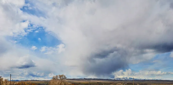Изображение Панорамы Большого Шторма Обгоняющего Снежные Горы — стоковое фото