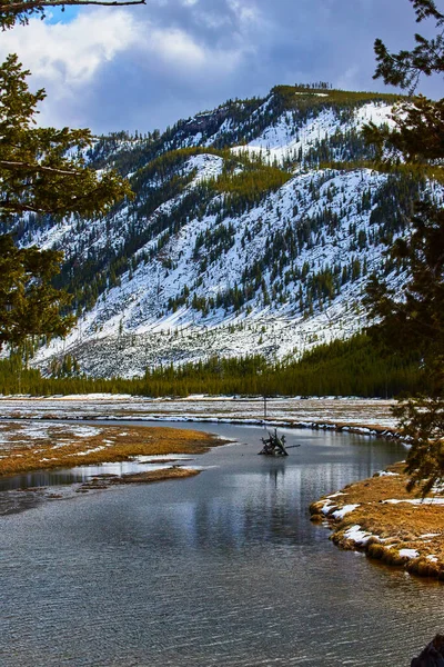 Imagem Rio Yellowstone Com Montanhas Nevadas — Fotografia de Stock