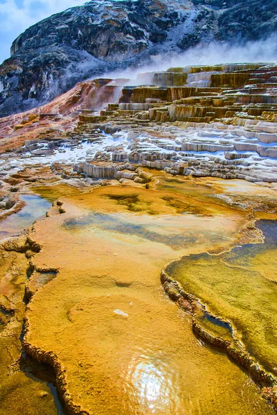 Imagem Baixa Vista Dos Terraços Termais Yellowstone Inverno — Fotografia de Stock