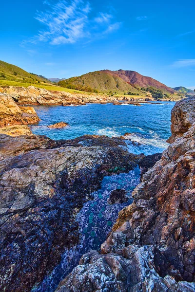 Kayaların Okyanus Dalgalarının Vurduğu Gelgit Havuzu Görüntüsü — Stok fotoğraf