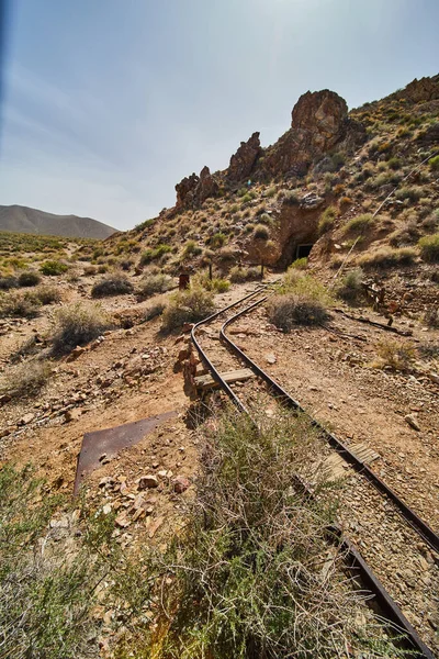 Obraz Torów Prowadzących Głąb Góry Wejściem Kopalni Pustyni — Zdjęcie stockowe