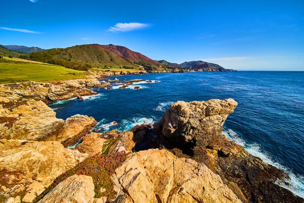 Imagem Deslumbrantes Penhascos Escondidos Pelo Oceano Califórnia — Fotografia de Stock