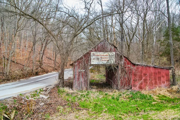 Image Grange Rouge Avec Panneau Vintage Côté Route Début Printemps — Photo