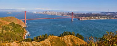 Tüm Golden Gate Köprüsü ve San Francisco siluetinin Panoramik görüntüsü