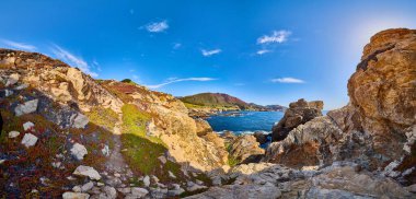 Gelgit havuzları ve bahar bitkileri olan gizli sahil koyunun Panorama görüntüsü