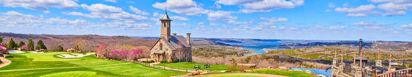 Oszałamiająca Panorama Pola Golfowego Kościoła Wzgórzach Nad Jeziorami Wczesną Wiosną — Zdjęcie stockowe