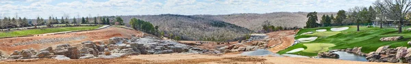 Immagine Panorama Insolito Campo Golf Accanto Alla Costruzione Rivelando Sorprendente — Foto Stock