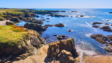 Batı kıyısındaki Vibrant bahar plajının mavi okyanus suyuyla görüntüsü