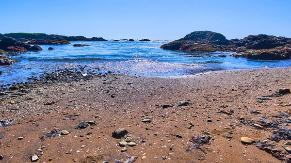 Kumlu Sahilde Parlak Cam Parçalarıyla Dalgaların Görüntüsü — Stok fotoğraf