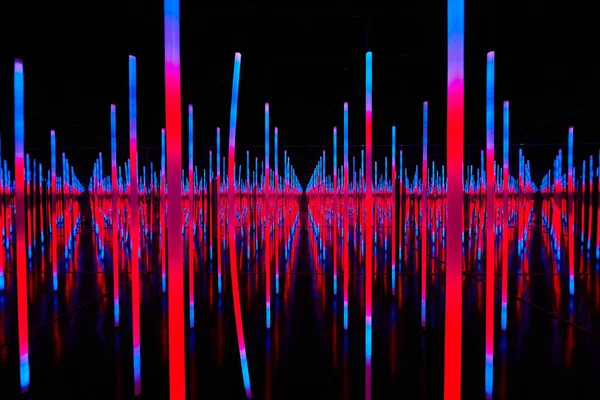 Bild Röda Och Blå Hypnotiserande Led Ljusstavar Oändlighetsspegelrummet — Stockfoto