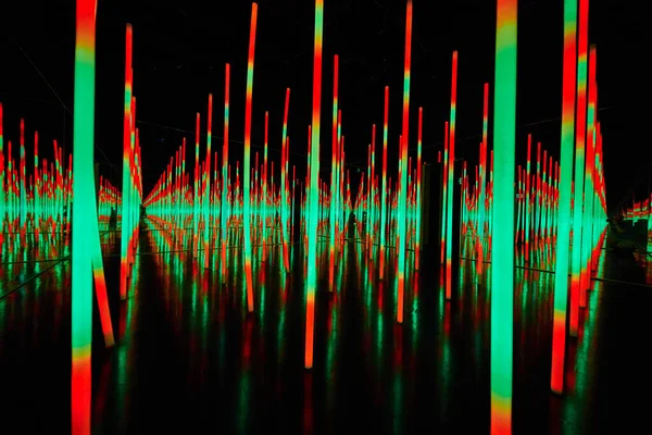 無限ミラールーム内の緑と赤のLedライトのイメージ — ストック写真