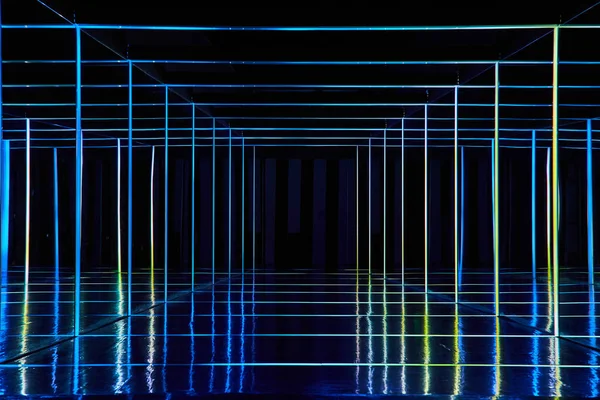 無限のカラフルなネオンライト裏地ミラー廊下の画像 — ストック写真