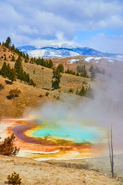 Image View Steamy Hot Spring Overlooking Snowy Mountains Yellowstone — Stockfoto