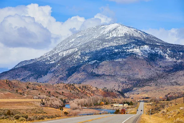 Image Western America Snowy Mountains Huge Comparison Small Paved Road — Stock Photo, Image