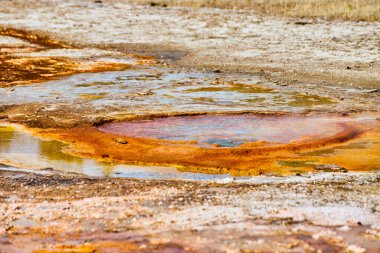 Yellowstone 'un görüntüsü alt açıdan turuncu katmanlı.