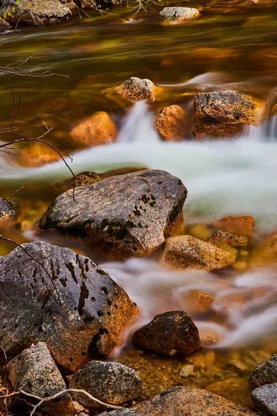 Afbeelding Van Close Rotsen Rivier Met Water Cascading Hen Bij — Stockfoto