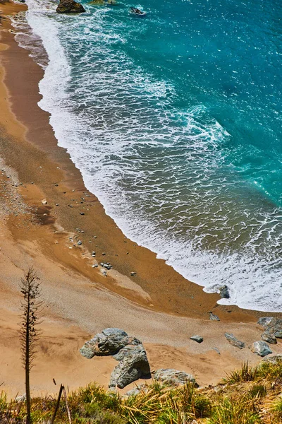 Obraz Widok Góry Plaży Pięknym Błękitnym Ocean Fale Upaść — Zdjęcie stockowe
