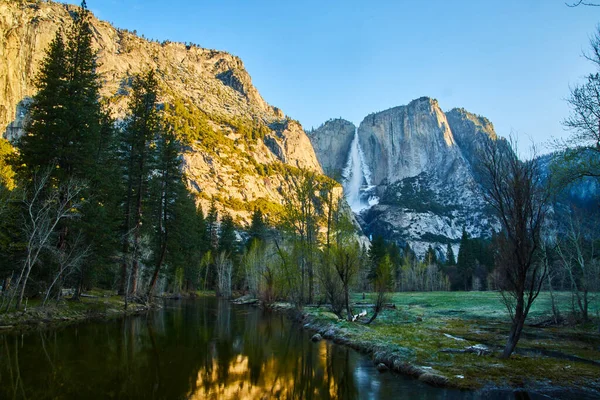 Imagem Rio Yosemite Que Conduz Montanhas Deslumbrantes Upper Falls — Fotografia de Stock